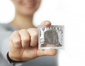 Можно ли забеременеть, если предохраняться презервативом?