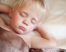 Ребенок скрипит зубами во сне: что делать?